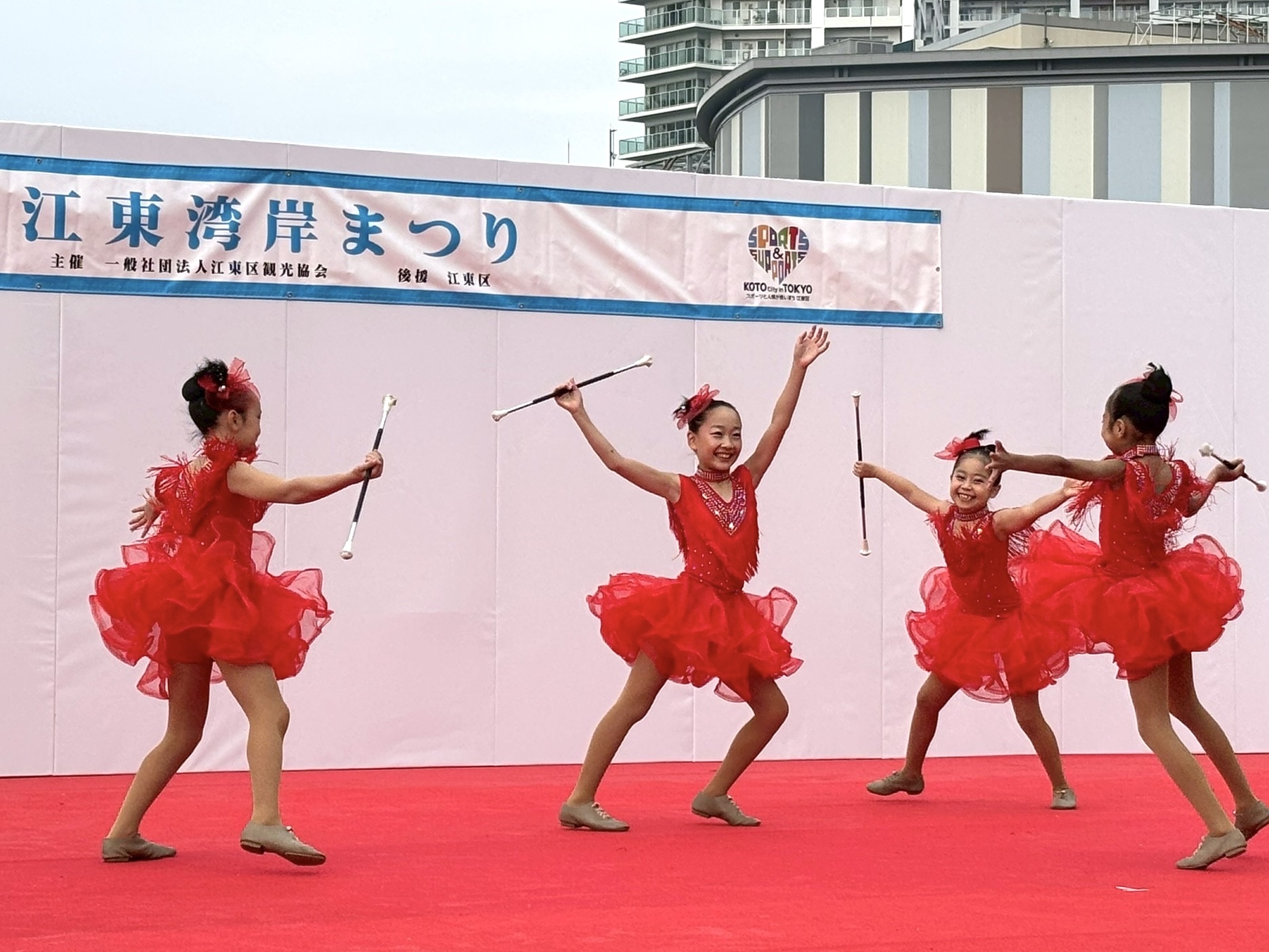 ダンスとバトンの発表の様子