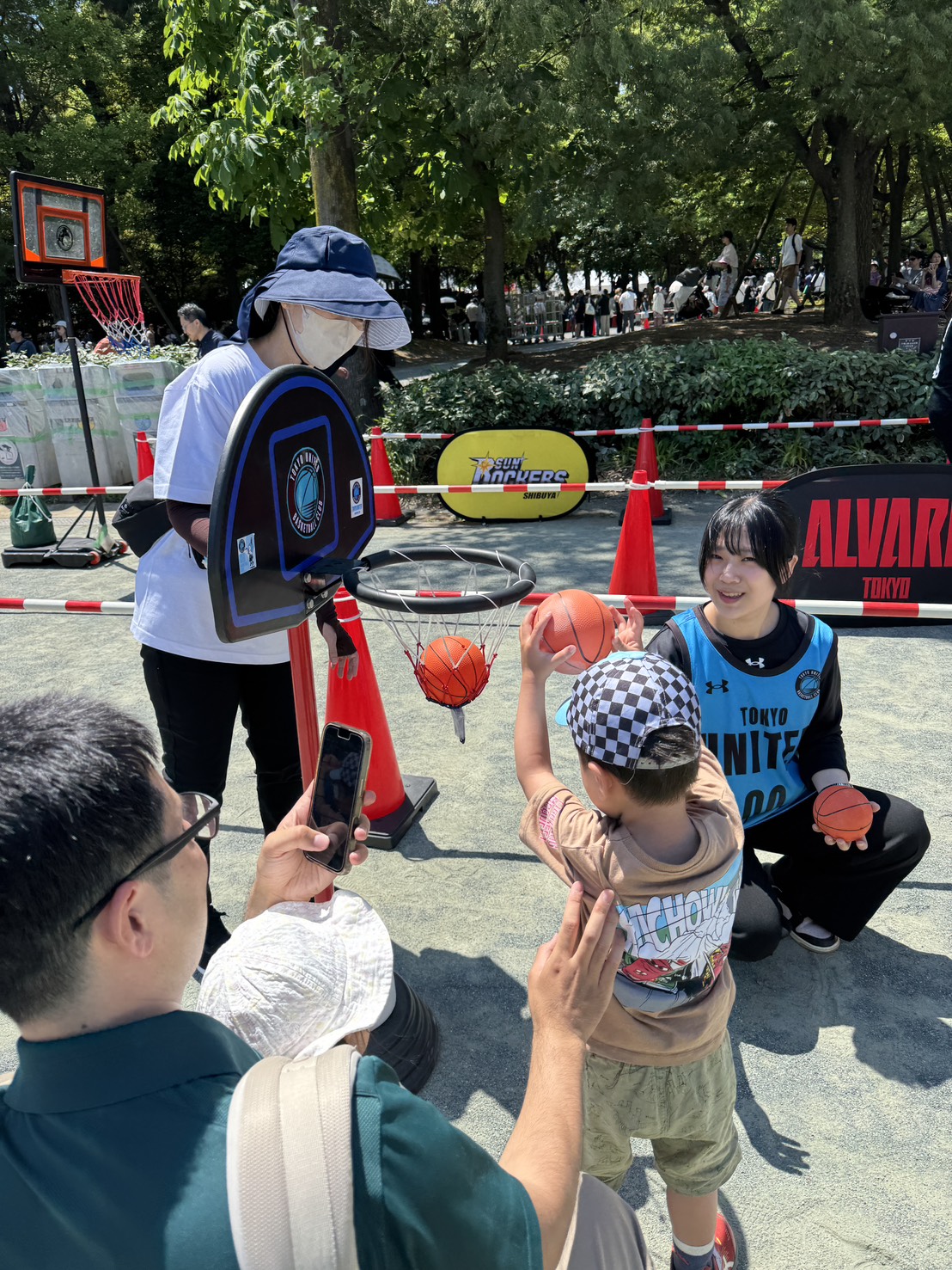 3クラブ合同ブースでシュート体験をする子ども