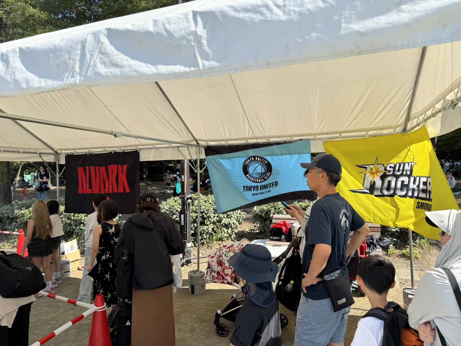 ALVARK・TOKYO UNITED・SUNROCKERS のバナーが並ぶ合同ブース